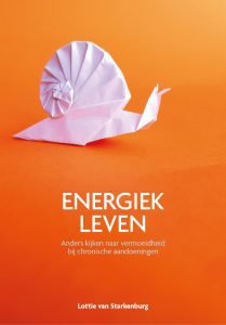 Boekentip: ‘Energiek leven – anders kijken naar vermoeidheid bij chronische aandoeningen’