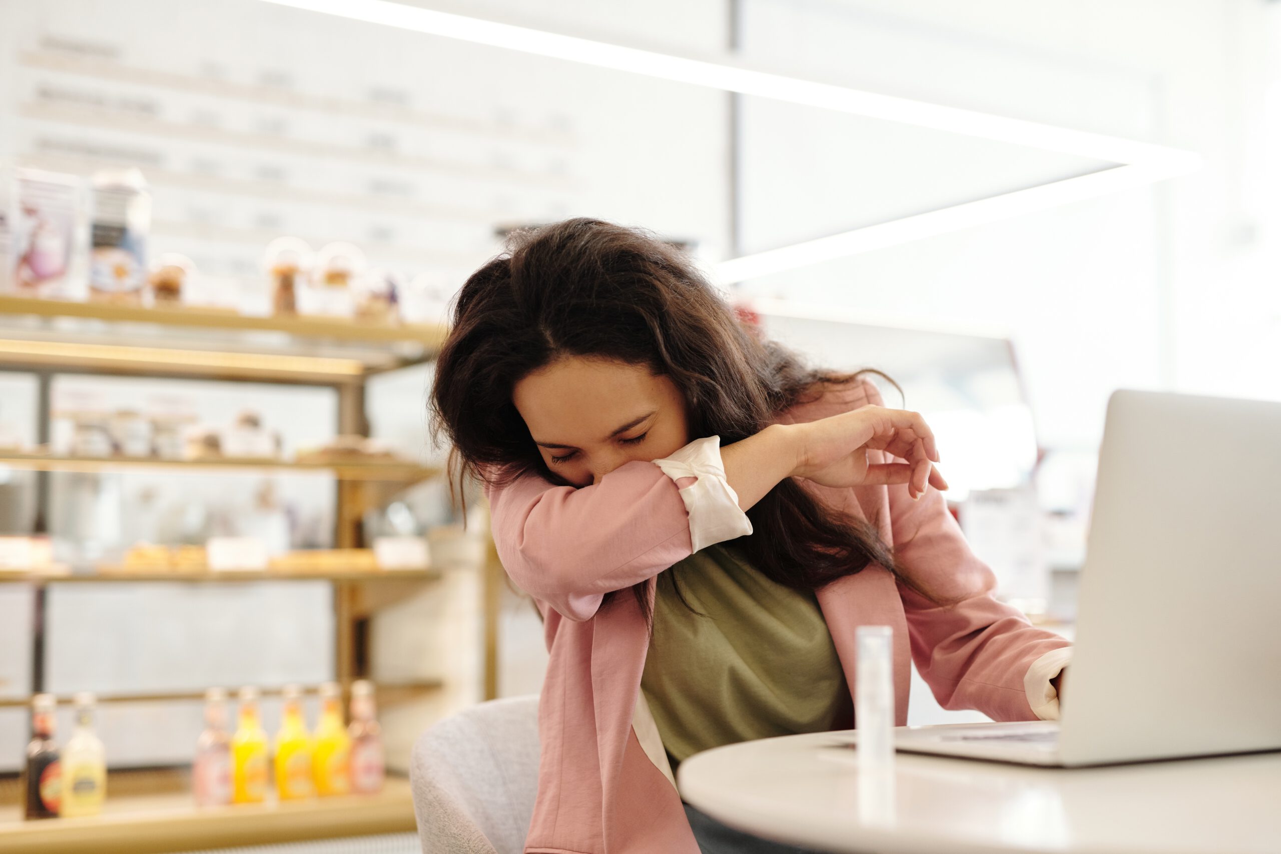 Met een snotneus gewoon naar je werk? ‘We moeten na corona echt anders met ziek zijn omgaan’